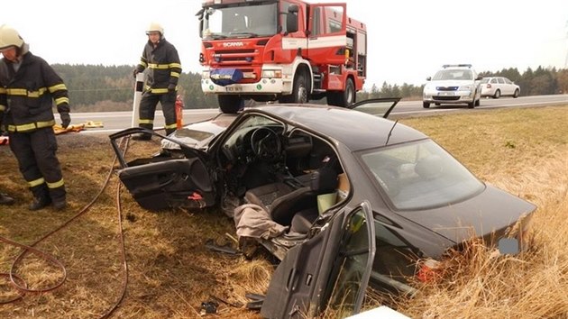 U Opaan na Tborsku se srazilo BWM s peugeotem. U nehody pistval vrtulnk.