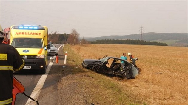 U Opaan na Tborsku se srazilo BWM s peugeotem. U nehody pistval vrtulnk.