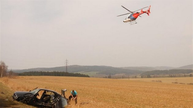 U Opaan na Tborsku se srazilo BWM s peugeotem. U nehody pistval vrtulnk.