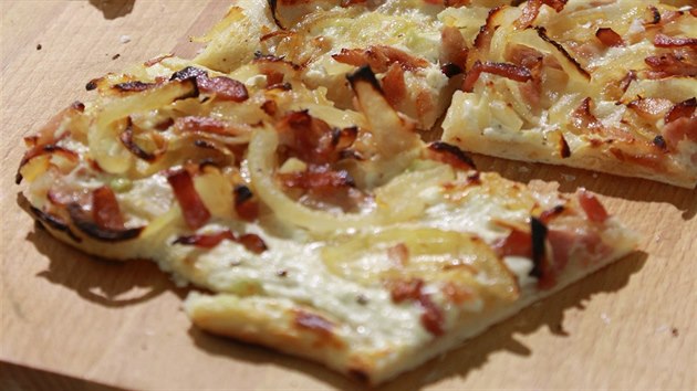 Základem alsaské pizzy je měkký čerstvý sýr, česnek a cibule se slaninou. V kombinaci s bílým vínem podle Pohlreicha něco, za co stojí za to žít. 