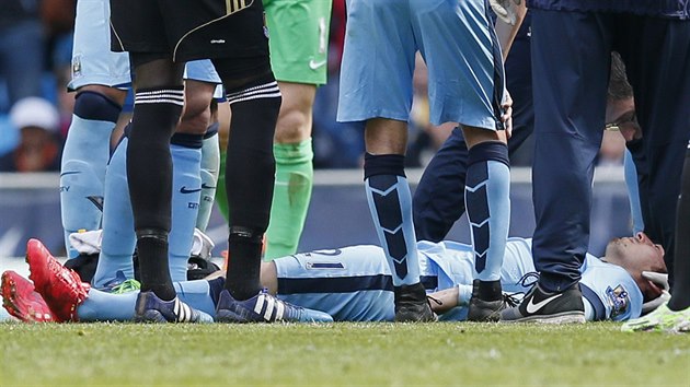 David Silva z Manchester City le siln otesen po knockautu protihre Kouyatho z West Hamu.