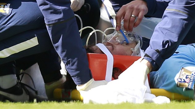 David Silva z Manchester City po deru loktem do hlavy dostv pi oeten kyslkovou masku.