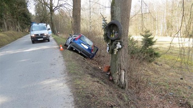 idi narazil do stromu, zrannm podlehl v nemocnici.