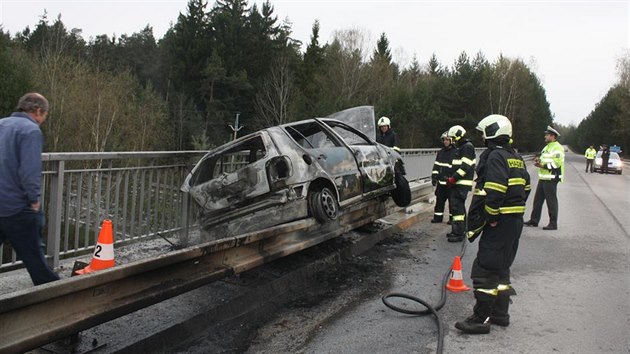 Auto po nehod skonilo na svodidlech a zaalo hoet.