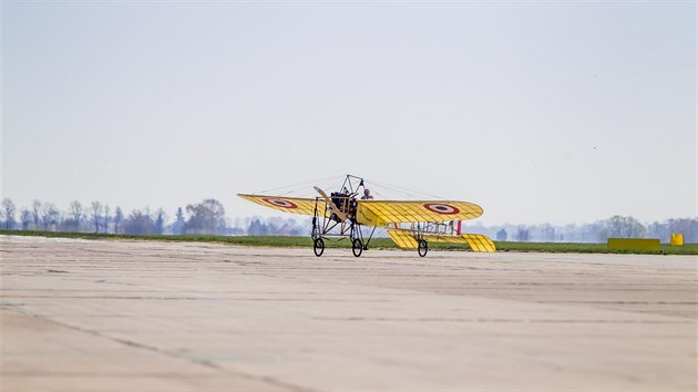 V Pardubicích po 105 letech vzlétla historická replika Bleriotu prvního českého letce Jana Kašpara.  (16. dubna 2015)
