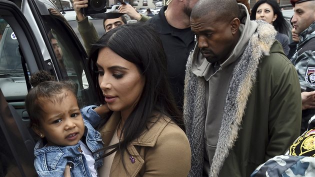 Kanye West s Kim Kardashianovou a jejich dcerou North po nvtv kostela v Armnii. V t dob jet jejich syn Saint nebyl na svt.