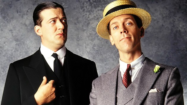 V televiznm serilu Jeeves and Wooster ztlesnil dvtipnho komornka Stephen Fry (vlevo) a jeho pna Hugh Laurie