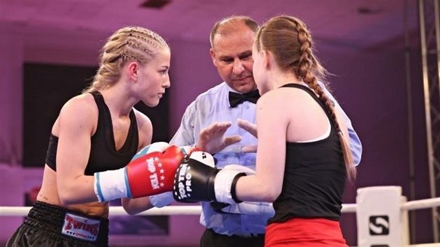Fabiana Bytyqi (vlevo) pi zpase v profesionlnm ringu naslouch pokynm rozhodho.
