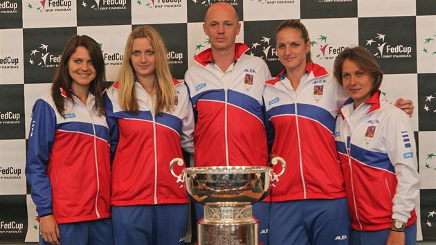 esk tm ve sloen (zleva) Lucie afov, Petra Kvitov, Petr Pla, Karolna Plkov, Barbora Strcov ped semifinle Fed Cupu mezi eskem a Franci.