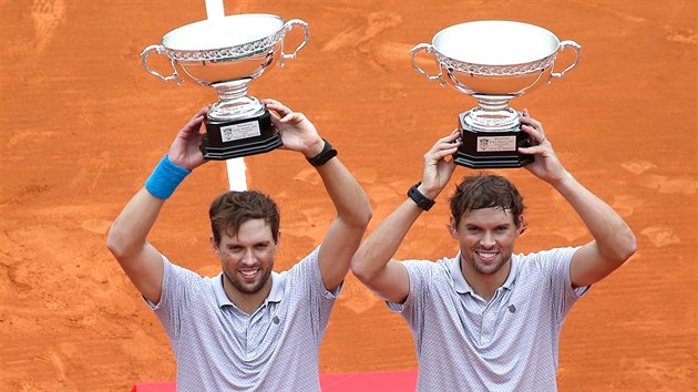 TRIUMF NA ANTUCE. Mike (vpravo) a Bob Bryan s trofejemi pro vtze tyhry na turnaji v Monte Carlu.