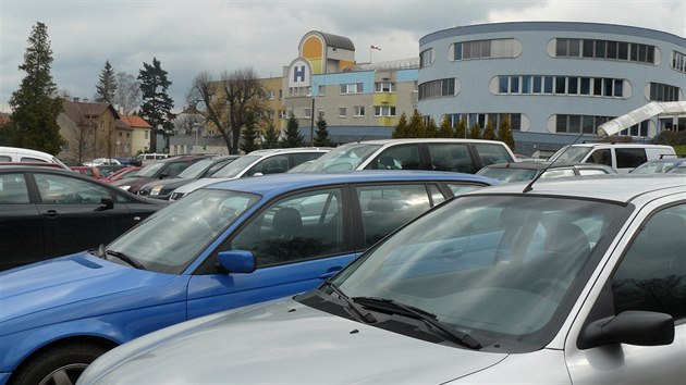 Nvtvnci Oblastn nemocnice v Nchod si stuj, e hlavn rno bv pot zaparkovat v arelu (15.4.2015).