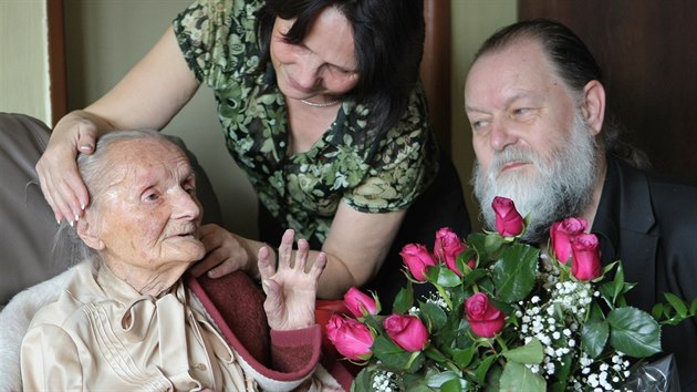 Marii Behensk piel poblahopt i starosta mstskho obvodu Plze-Slovany Lumr Aschenbrenner. Na snmku je tak vnuka oslavenkyn Jindika Jirovcov. (10. 4. 2015)