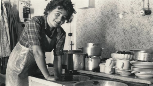 Myjeme nádobí v roce 1957.