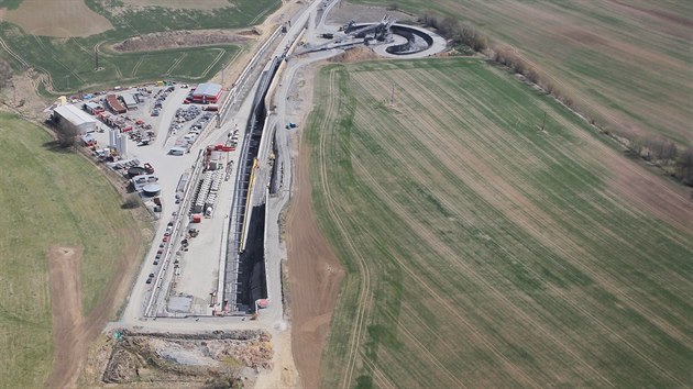 Stavba elezniního tunelu u Kyic. (16. dubna 2015)