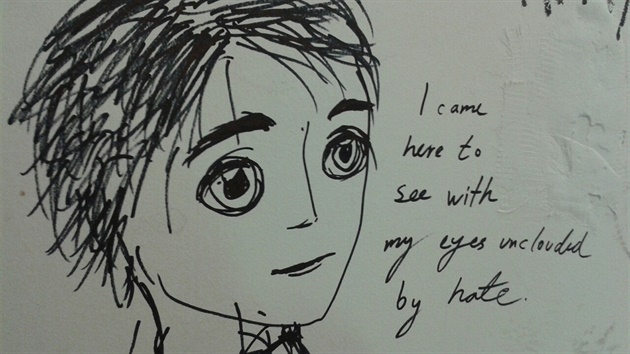 Ze�, která zakrývá rozestav�ný výtah ve stanici metra And�l, je plná kreseb.