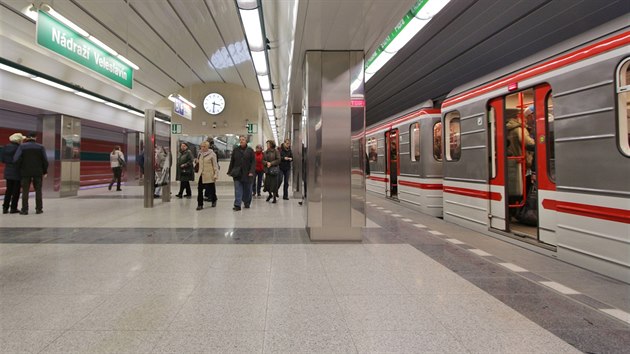 Z nových stanic je trojlodní pouze Nádraží Veleslavín. Technické zázemí stanice zasahuje do prostředního tunelu. Na rozdíl od původní trasy A je kolem něj úzký pás, ze kterého se mezi sloupy dostanete na nástupiště.