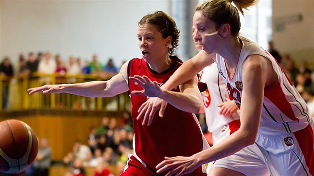 Nymbursk basketbalistka Veronika Bortelov (vlevo) v zpase s Hradcem Krlov.