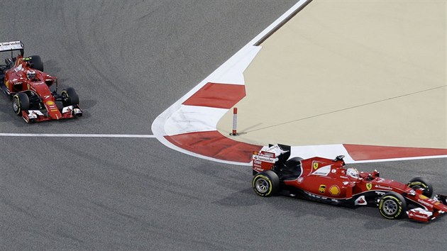 Sebastian Vettel (vpravo) a jeho kolega Kimi Rikkonen z Ferrari pi Velk cen Bahrajnu formule 1.