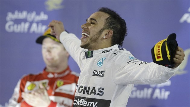 Lewis Hamilton se raduje z triumfu ve Velk cen Bahrajnu.