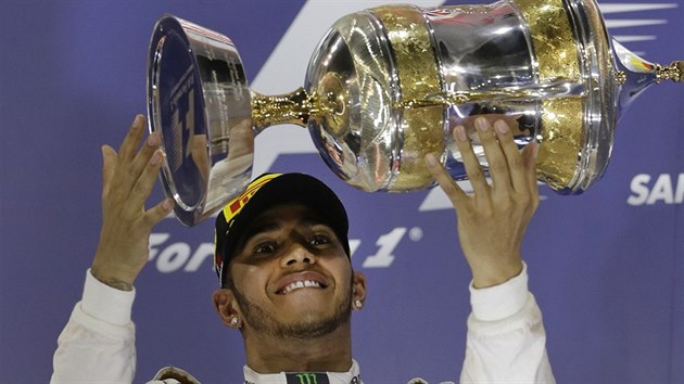 Lewis Hamilton s trofejí pro vítze Velké cen Bahrajnu.