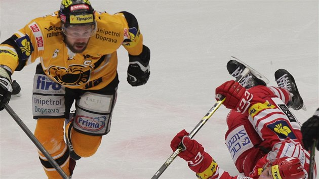 T�ineck� Radim Matu� na led� po ataku litvinovsk�ho Michala Tr�vn��ka.