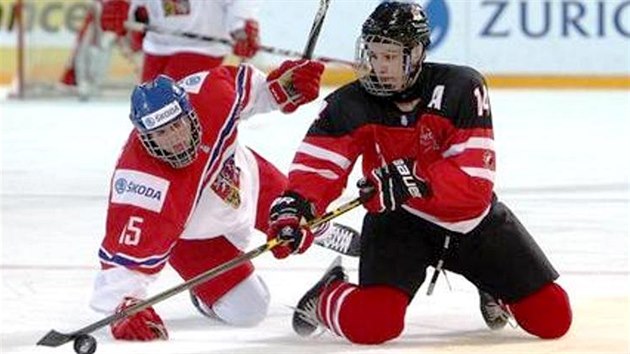 esk hokejista Michael paek (vlevo) v souboji s Mattem Barzalem z Kanady.