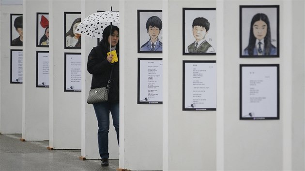 Pozstal se dvaj na obrzky obt z potopenho trajektu Sewol (16. dubna 2015).