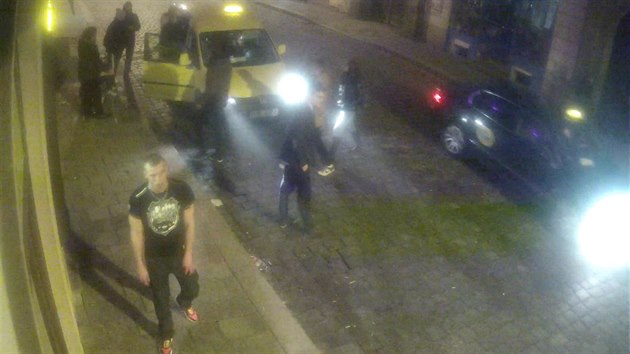 Policie ptr po rvi, kter ped olomouckou diskotkou srazil pst k zemi dva mue a ti skonili v nemocnici.