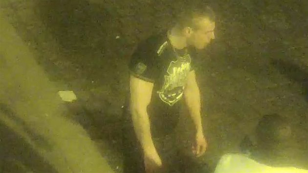 Policie ptr po rvi, kter ped olomouckou diskotkou srazil pst k zemi dva mue a ti skonili v nemocnici.