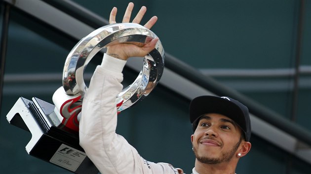 Lewis Hamilton s cenou pro vtze Velk ceny ny formule 1