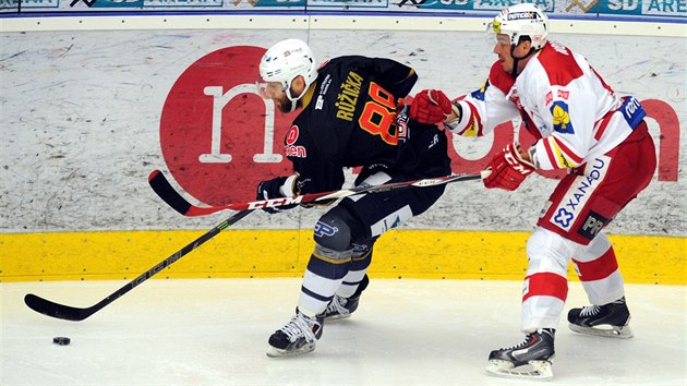 Chomutovsk hokejista Vladimr Rika (vlevo) se sna uniknout Janu Novkovi ze Slavie.