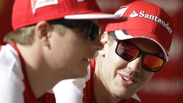 Sebastian Vettel (vpravo) a Kimi Rikknen rozebraj ance Ferrari v Bahrajnu.