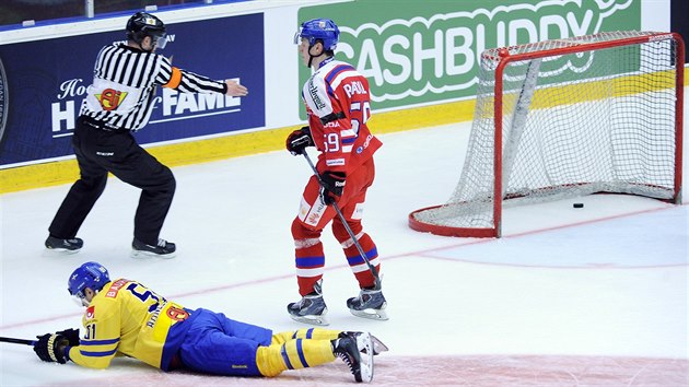 esk hokejista Luk Radil (v ervenm) se prv trefil do vdsk branky, Jonas Ahnelov ho nezastavil.