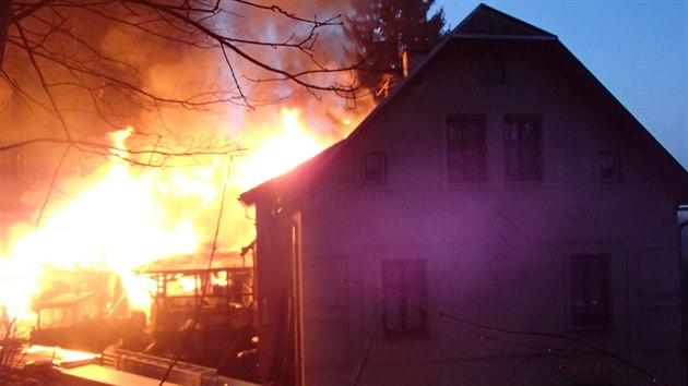 Požár zachvátil dřevěné objekty vedle rodinného domu v Trutnově.
