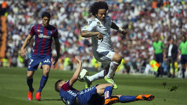 Marcelo (nahoe) z Realu Madrid peskakuje Borju z Eibaru.