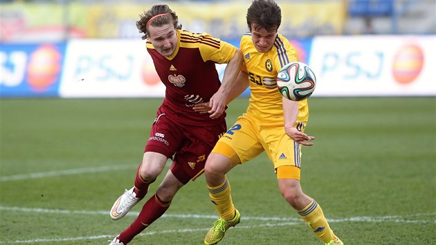 Matěj Hanousek z Dukly (vlevo) a Jakub Fulnek z Jihlavy v souboji o míč