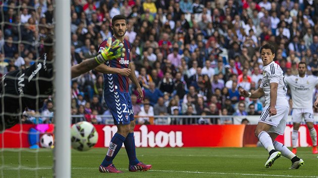 Chicharito z Realu Madrid (vpravo) pekonv branke Eibaru.
