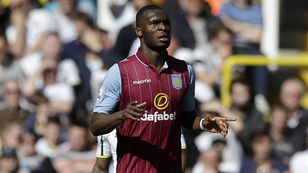 Christian Benteke z Aston Villy slav gl do st Tottenhamu.