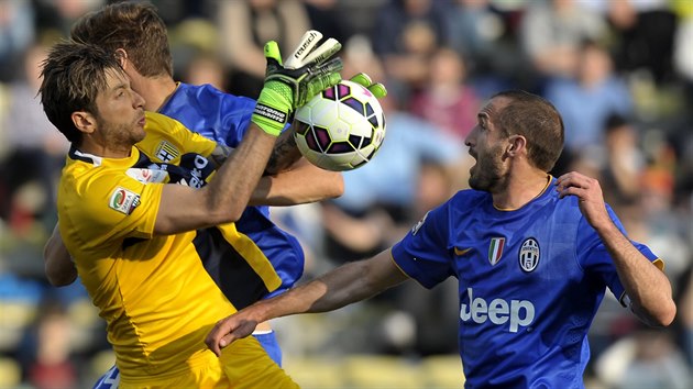 Brank Parmy Antonio Mirante zasahuje v utkn s Juventusem Turn.