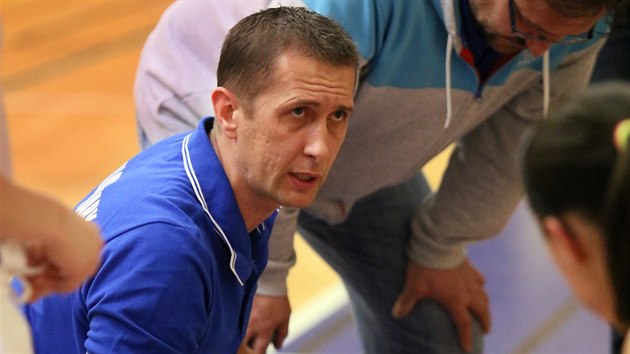 Ludovt Smako, trenr karlovarskch basketbalistek, udl pokyny svm svenkynm.