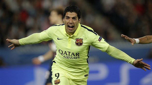 OSLAVA. Útoník Barcelony Luis Suárez slaví trefu na hiti Paris St. Germain.