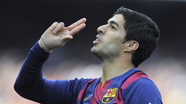 Luis Surez z Barcelony se raduje z glu proti Valencii.