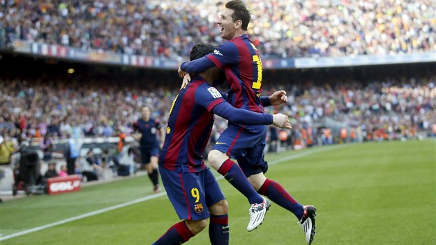 TAK POJ KE MN, TY STELE. Lionel Messi (vpravo) z Barcelony gratuluje Luisi Surezovi k tref proti Valencii.