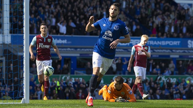 Kevin Mirallas z Evertonu slav trefu proti Burnley.