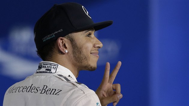 Lewis Hamilton slaví vítzství v kvalifikaci na VC Bahrajnu.