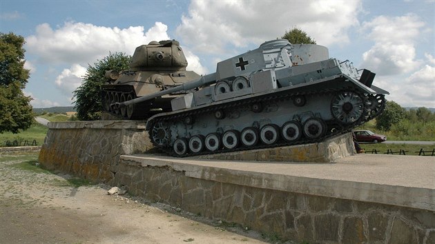 Dukelský prsmyk - "Taran", pomník na kiovatce ke Kapiové  T-34/85 a...