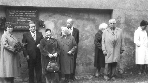 Umučené rodině zasadili v roce 1984 na hájence Karlov pamětní desku. Přeživší Blanka a Jaroslav Prudilovi stojí na snímku zcela vlevo.