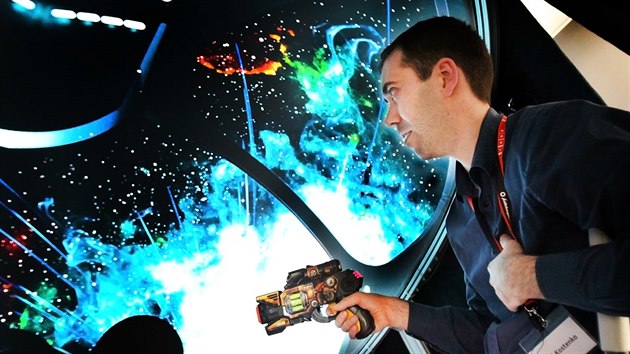 Yuri Kostenko předvádí interaktivní hru s pistolí.