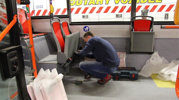 Dopravní podnik začíná postupně měnit sedačky v brněnských tramvajích (16.4.2015).