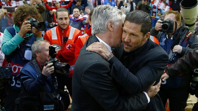 OPT SE POTKVME. Carlo Ancelotti, kou Realu Madrid (vlevo) se vt s Diegem Simeonem, trenrem Atltika Madrid.